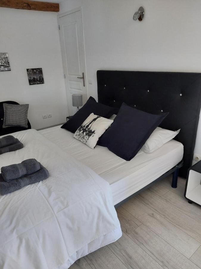 Ferienwohnung Les Dauphins Saint-Romain-de-Jalionas Exterior foto
