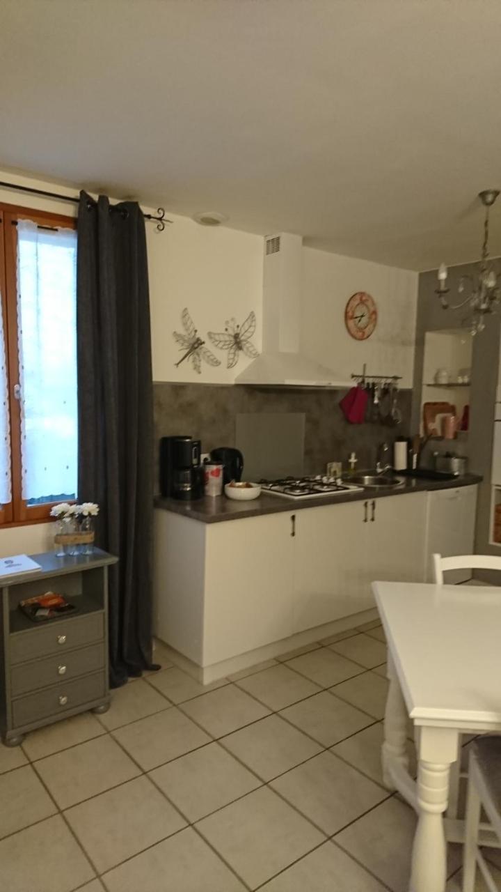 Ferienwohnung Les Dauphins Saint-Romain-de-Jalionas Exterior foto